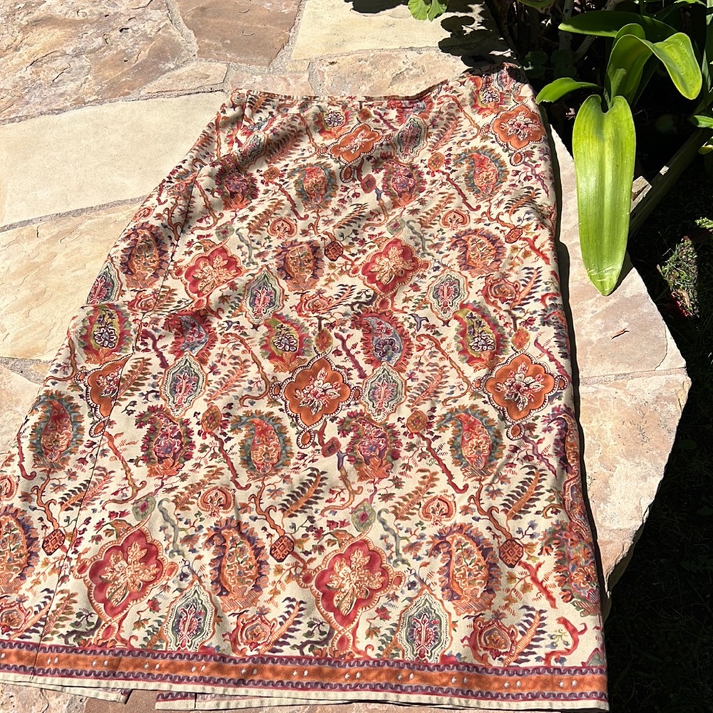 Sundance lined silk skirt with pockets and zipper. Tan paisley print